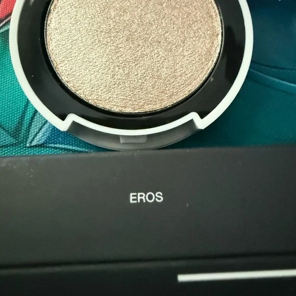 NARS Eros Light Reflecting Luminizing Powder - Picture 2 of 2